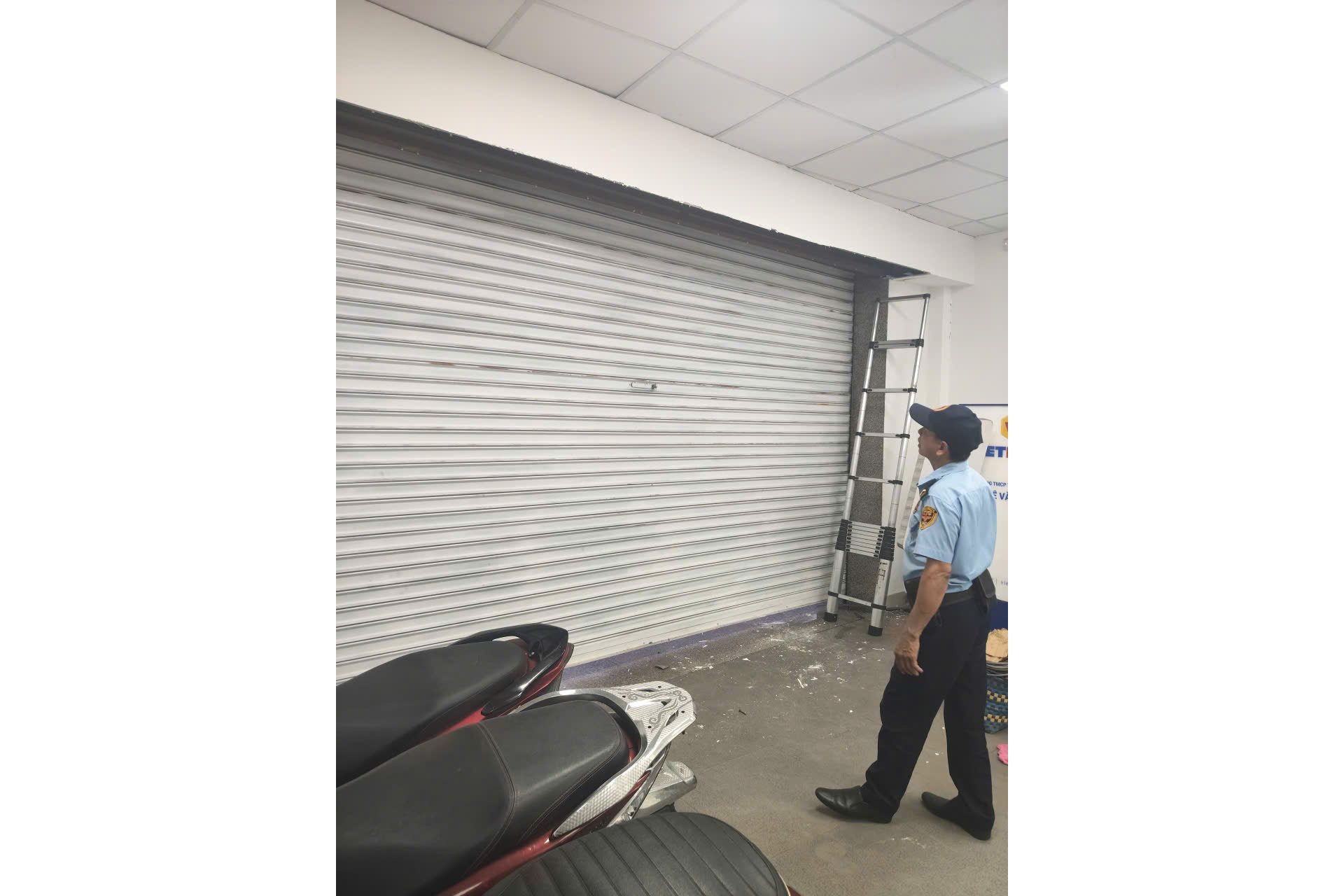 TECO bảo trì hệ thống cửa cuốn ngân hàng. 