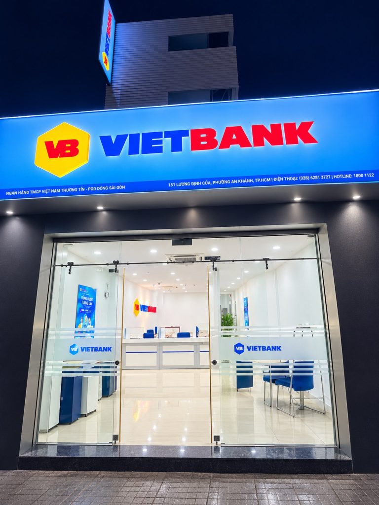 Biển hộp đèn mặt tiền phòng giao dịch Vietbank Đông Sài Gòn về đêm