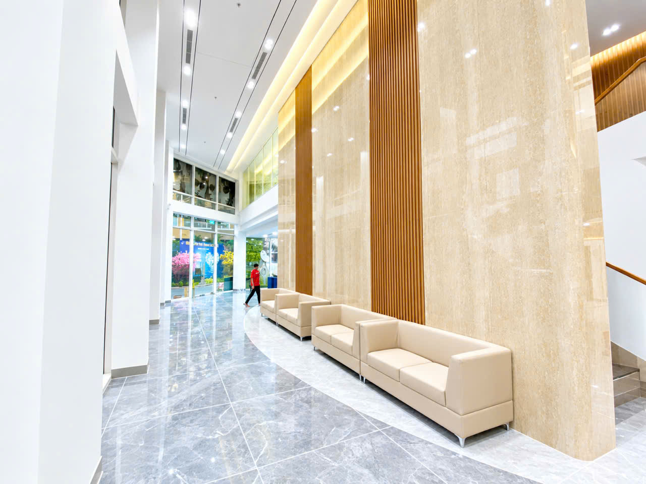 Stone wall combined with laminate wood slats in a hospital lobby