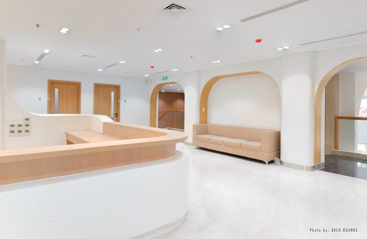 Laminate reception counter and stainless steel clad column base in a hospital