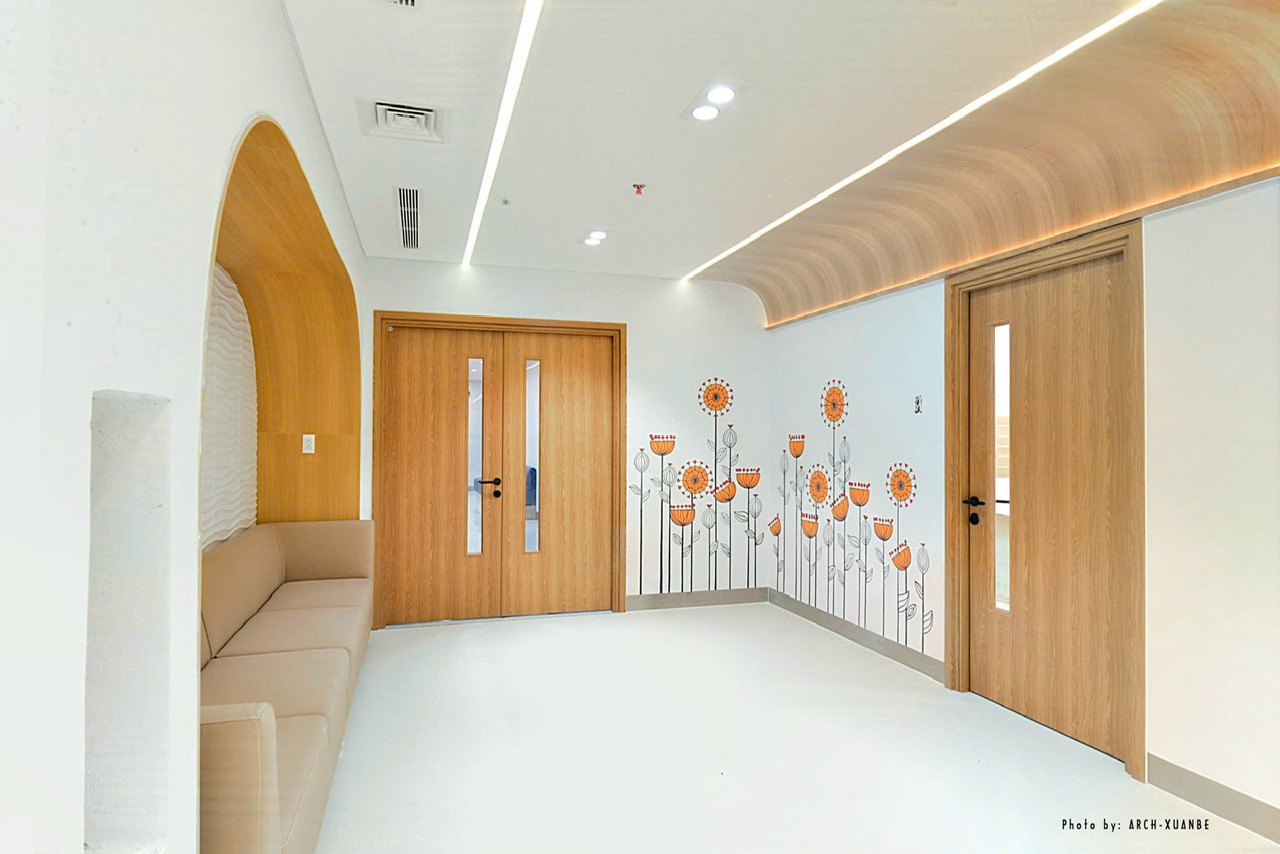 Laminate clinic door with vision panel and flush handle