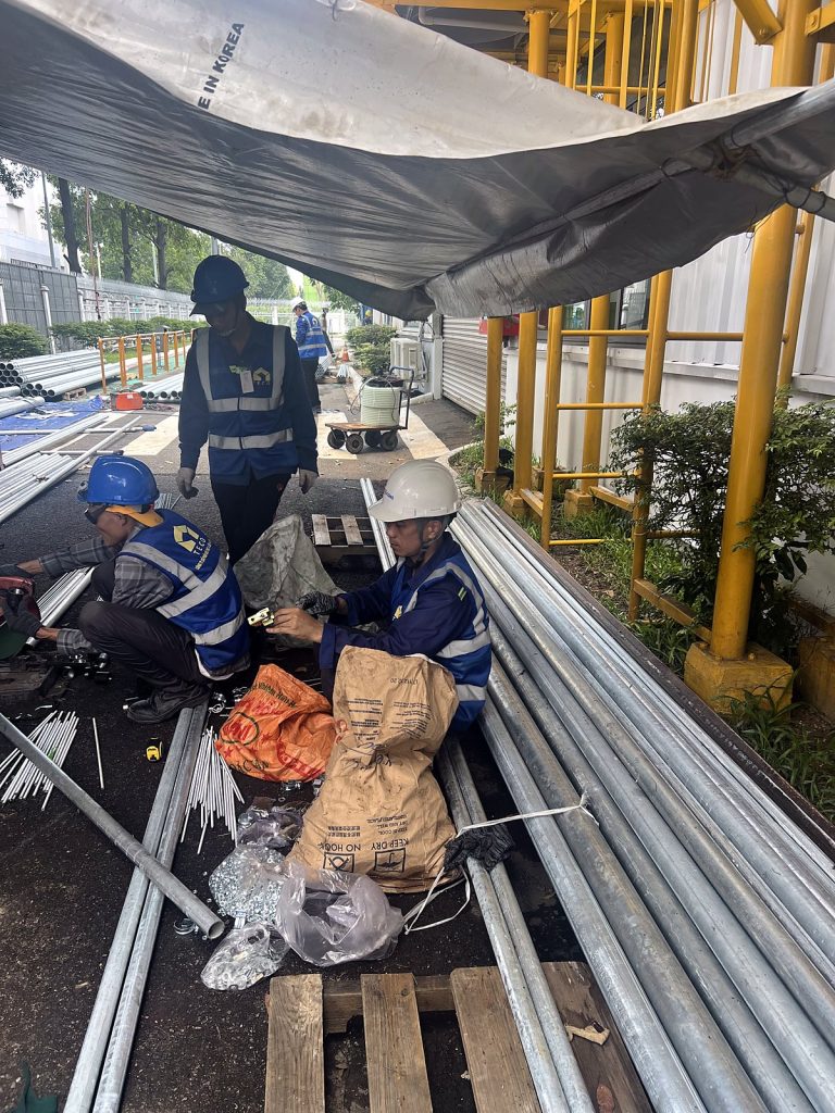 Gia công ống thép mạ kẽm tại công trường khi thi công hệ thống PCCC