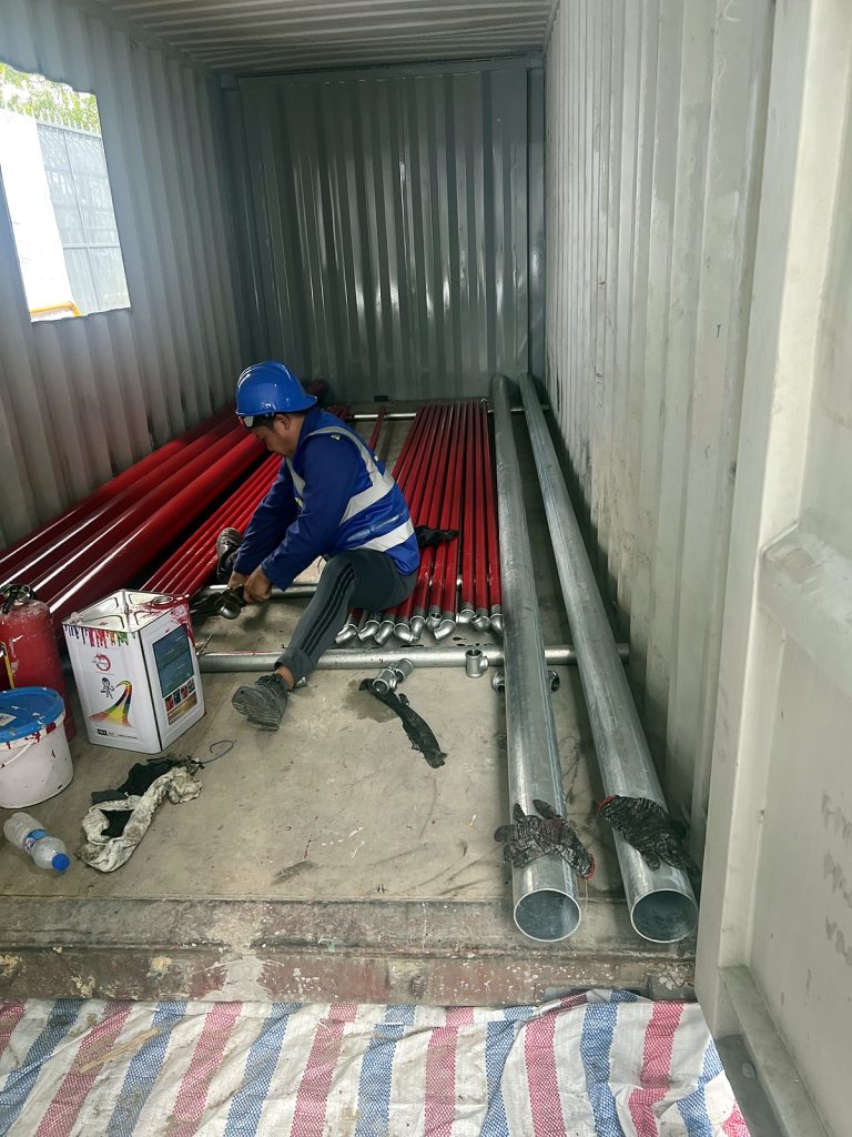 Sơn ống chữa cháy màu đỏ trước khi lắp đặt