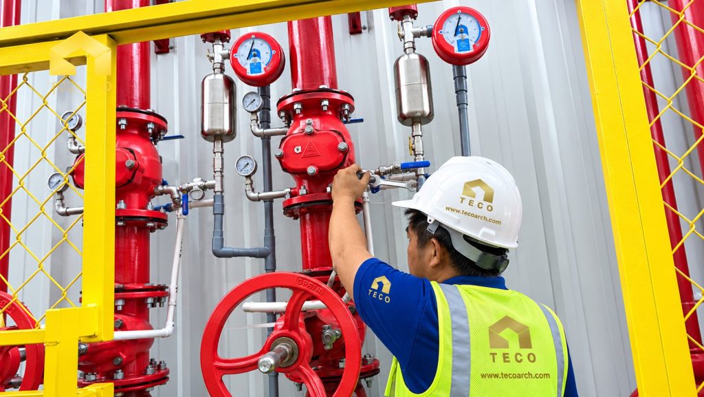 Kỹ thuật viên TECO kiểm tra cụm van báo động hệ thống sprinkler