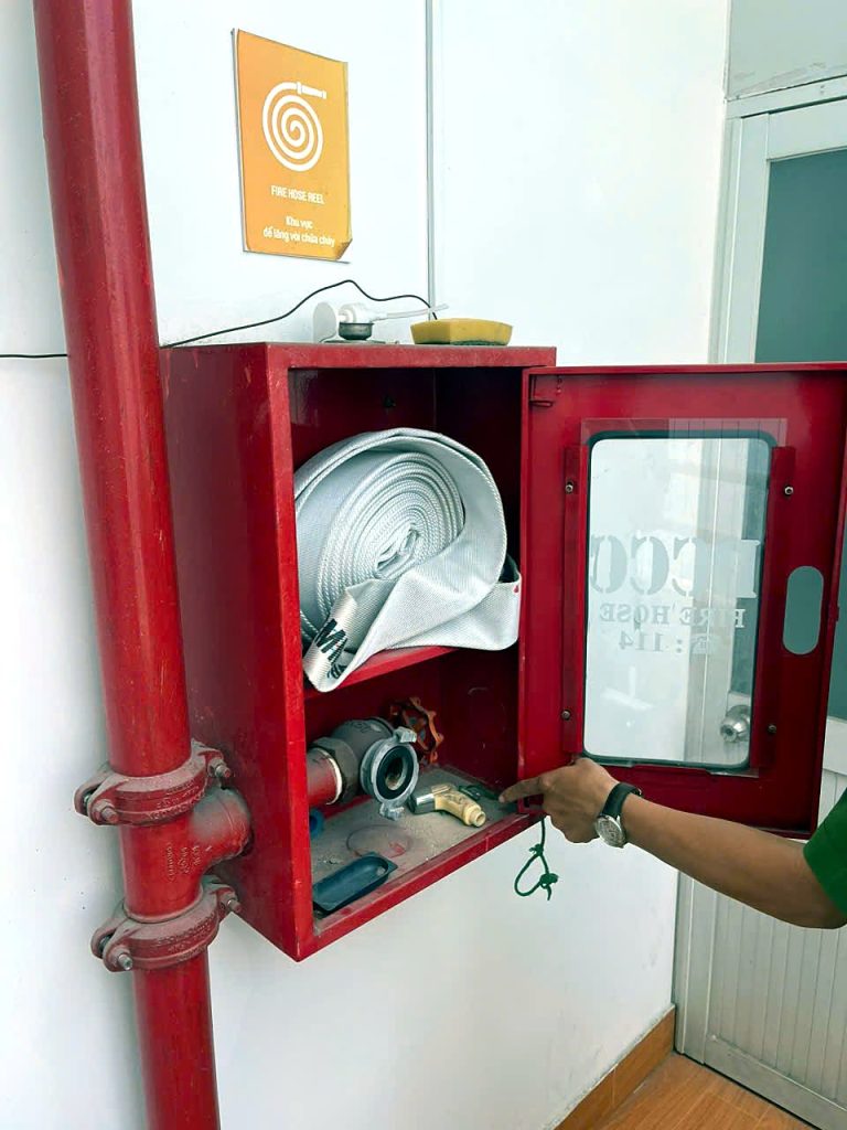 Tủ chữa cháy vách tường với cuộn vòi, lăng phun, van góc