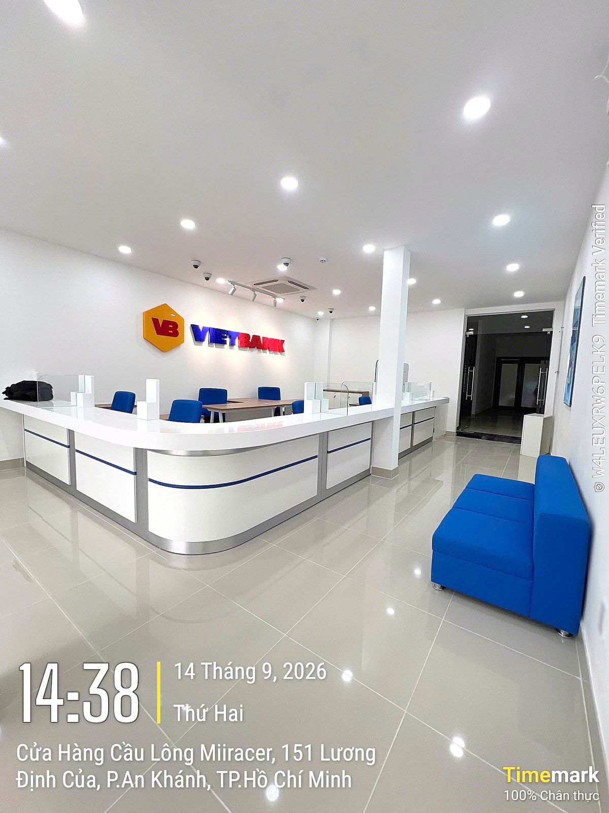Khu quầy giao dịch và backdrop logo Vietbank sau cải tạo – TECO thi công