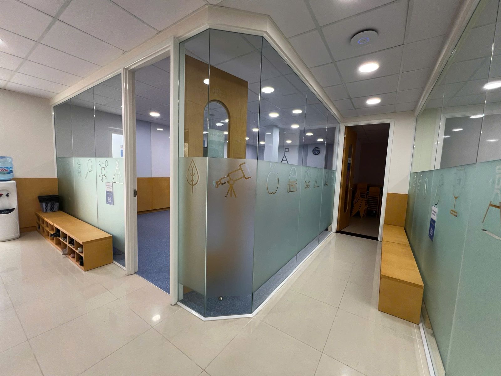Vách kính cường lực vát góc tại giao hành lang trường học, decal mờ ở tầm mắt trẻ