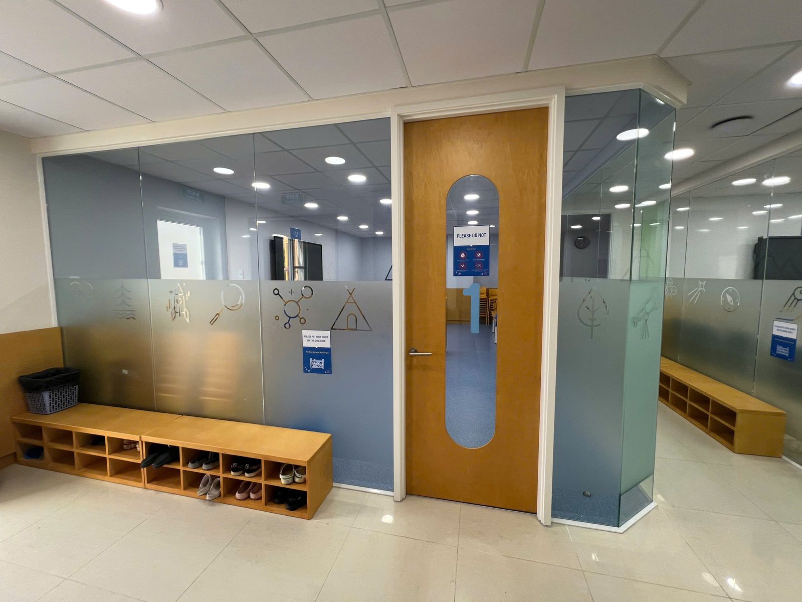 Cửa phòng học gỗ có ô kính quan sát dọc và tay nắm gạt bo tròn