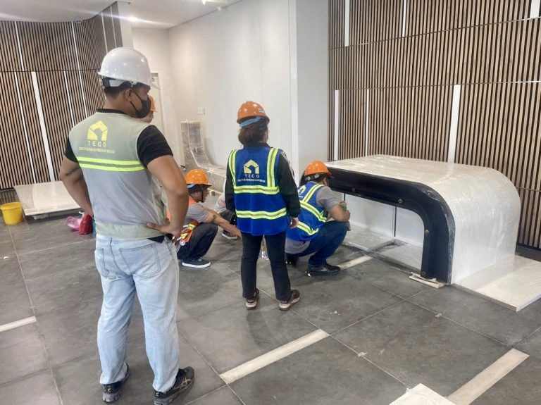 Đội TECO căn chỉnh quầy lễ tân tại sảnh văn phòng nhà máy ốp lam gỗ