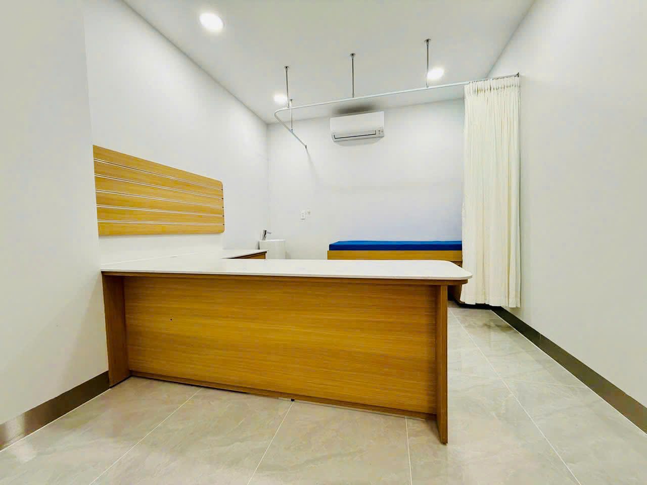 Sample consultation room – doctor's desk, examination bed, hand-wash basin