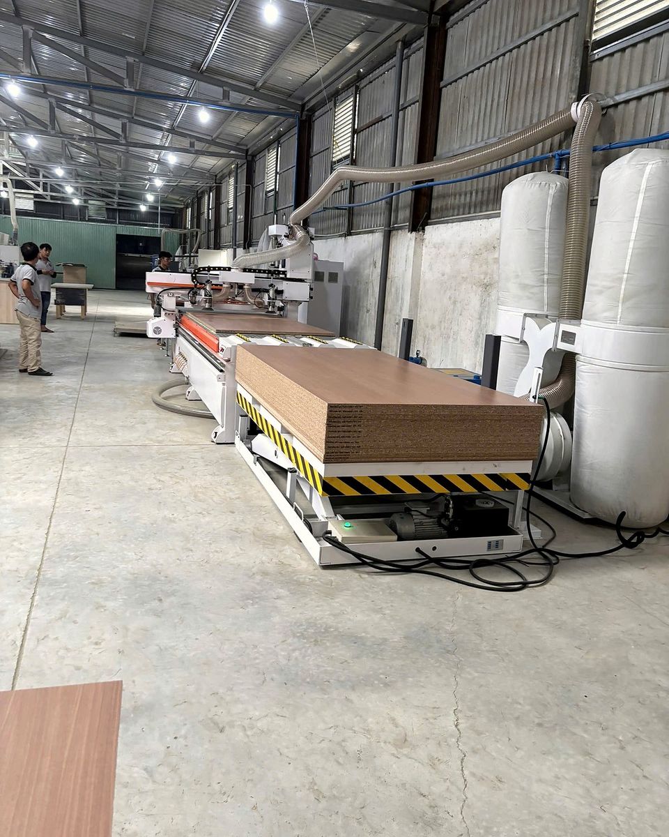 Máy CNC cắt ván công nghiệp tại xưởng mộc TECO