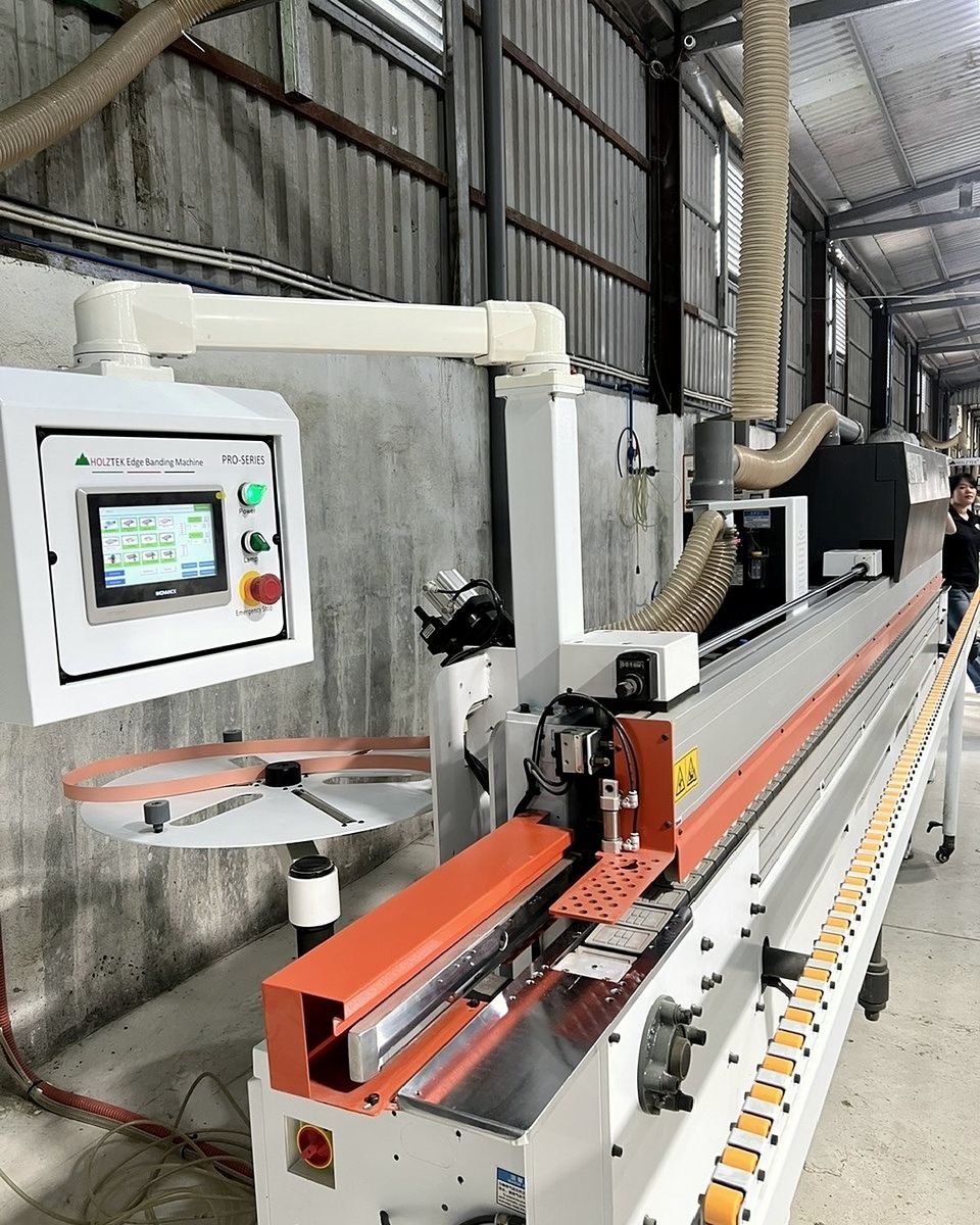 Máy dán cạnh tự động tại xưởng mộc TECO