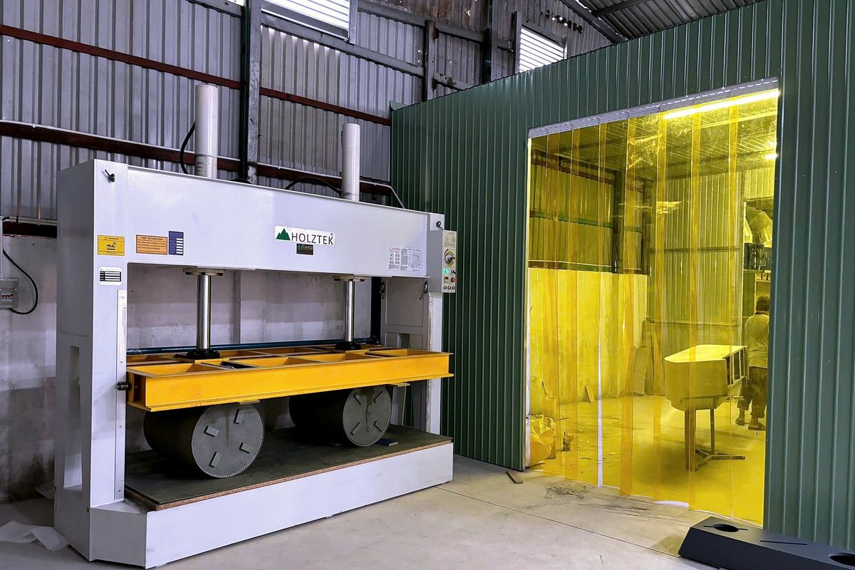 Máy ép ván thủy lực tại xưởng mộc TECO