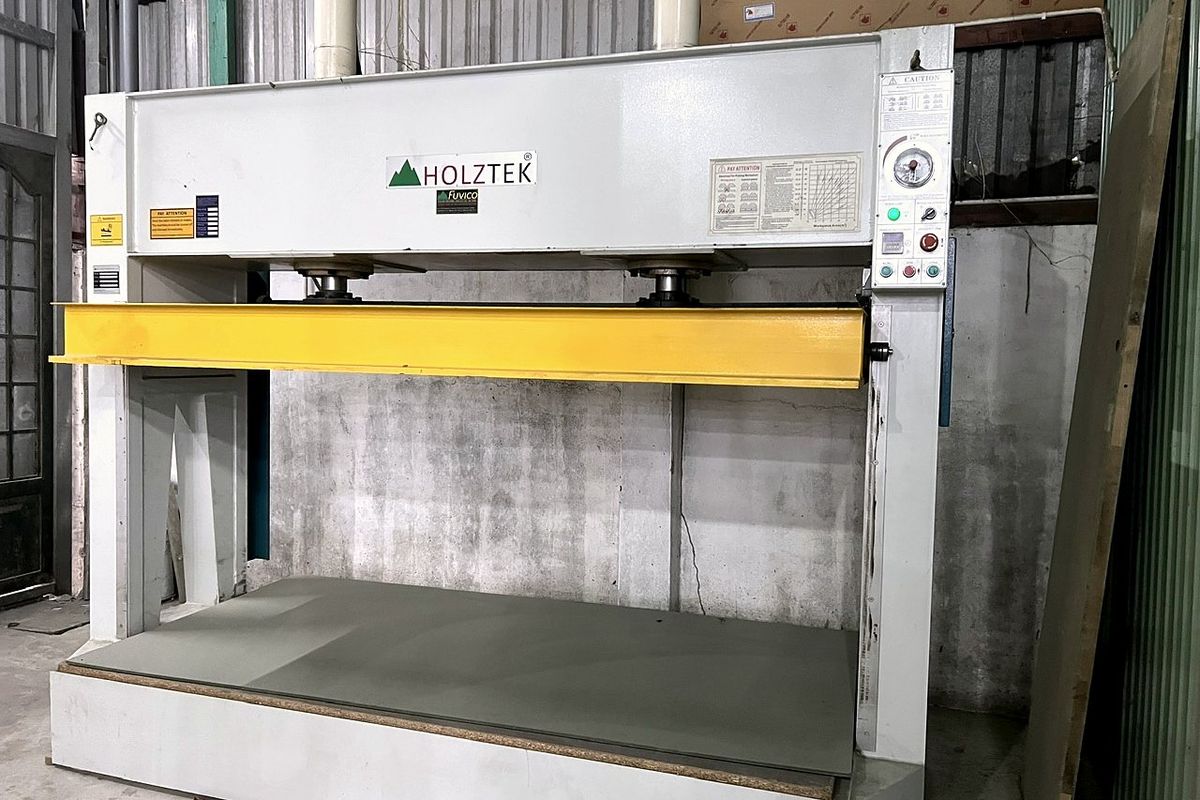 Máy ép ván khổ lớn tại xưởng mộc TECO